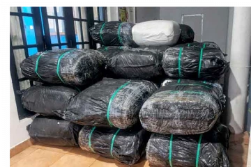 රුපියල් ලක්ෂ ගණනක් වටිනා නීති විරෝධී බීඩි කොළ තොගයක් නාවික හමුදා භාරයට