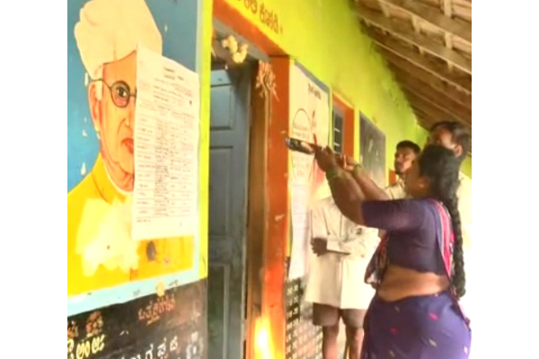 பாம்பு, குரங்கு, பூஜை என அதகளமாகும் வாக்குச்சாவடிகள் - தொடரும் பரபரப்பு | Karnataka Elections 2023 Voting Booth Atrocity பாம்பு, குரங்கு, பூஜை என அதகளமாகும் வாக்குச்சாவடிகள் - தொடரும் பரபரப்பு | Karnataka Elections 2023 Voting Booth Atrocity