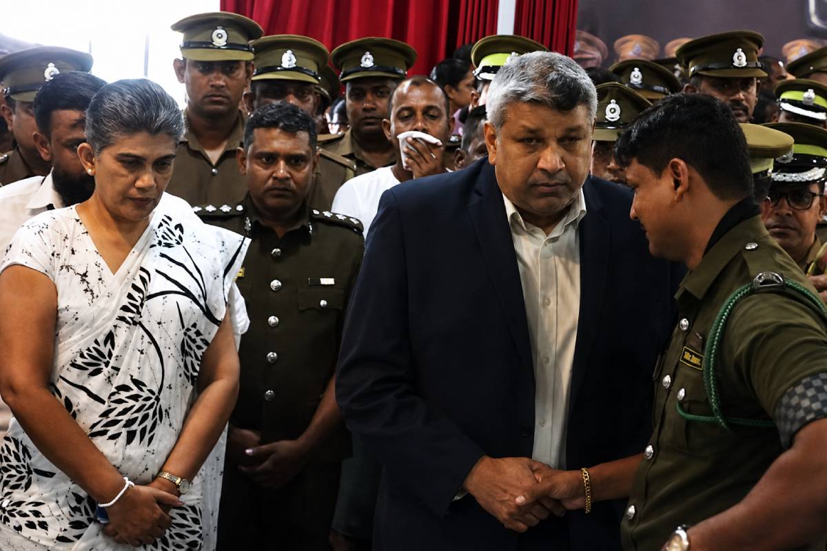 நீதி அமைச்சர் முன்னிலையில் கதறியழுத சிறைச்சாலை அதிகாரிகள்! | Negombo Prison Riot Police Officers Cried நீதி அமைச்சர் முன்னிலையில் கதறியழுத சிறைச்சாலை அதிகாரிகள்! | Negombo Prison Riot Police Officers Cried