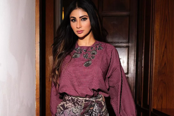 ஆண்கள் எல்லை மீறல், மேடையை விட்டு இறங்கிய நாகினி நடிகை | Mouni Roy Faced Uncomfortable Incident At Event