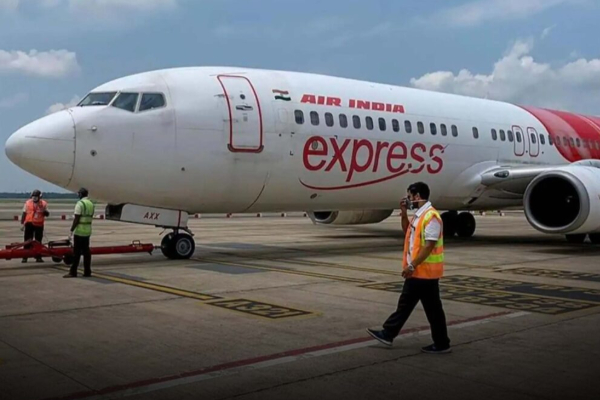 டயர்கள் வெடிப்பு; 160 பயணிகளுடன் ஏர் இந்தியா அவசரமாக தரையிறக்கம் | Tyre Burst Air India Express Emergency Landing டயர்கள் வெடிப்பு; 160 பயணிகளுடன் ஏர் இந்தியா அவசரமாக தரையிறக்கம் | Tyre Burst Air India Express Emergency Landing