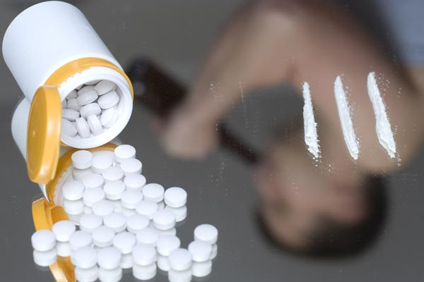 பாடசாலை மாணவர்களுக்கு போதை பொருள் விற்பனை - வைத்தியர் கைது | Sale Of Drugs To School Students பாடசாலை மாணவர்களுக்கு போதை பொருள் விற்பனை - வைத்தியர் கைது | Sale Of Drugs To School Students