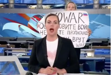 ரஷ்யாவில் உக்ரைன் மக்களுக்கு ஆதரவாக நேரலையில் தோன்றிய இளம்பெண் செய்தியாளருக்கு நேர்ந்த கதி!
