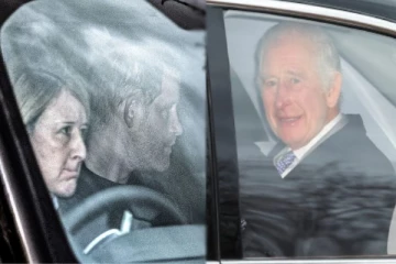 தந்தையைக் காண ஓடோடி வந்த இளவரசர் ஹரி... மகனுக்காக காத்திருந்த மன்னர் சார்லஸ்: நெகிழவைத்த அந்த தருணங்கள்