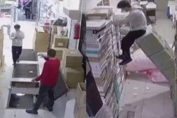 செல்போனை பார்த்தபடி நடந்து சென்ற இளைஞனுக்கு நடந்த அதிர்ச்சி சம்பவம்! வைரஸ் காணொளி