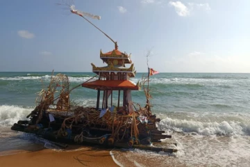 திருகோணமலையில் கரையொதுங்கிய மர்ம தெப்பம்!