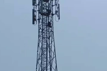 காதலனை விடுதலை செய்யக்கோரி மொபைல் டவரில் ஏறிய இளம்பெண்ணால் பரபரப்பு