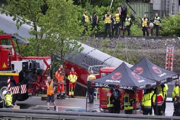 ஜேர்மனியில் 150 பயணிகளுடன் தடம் புரண்ட ரயில் | Train Derails In Germany With 150 Passengers ஜேர்மனியில் 150 பயணிகளுடன் தடம் புரண்ட ரயில் | Train Derails In Germany With 150 Passengers
