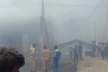 වැල්ලම්පිටියේ වෙළඳසලක ගින්නක් - ගිනිනිවන රථ 3ක් ගින්න පාලනයට දැඩි උත්සහයක