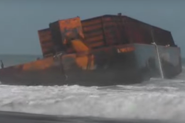 ஹம்பாந்தோட்டையில் கரையொதுங்கிய இந்தோனேசிய கப்பல் | Barge Washes Up On Hambantota Shore