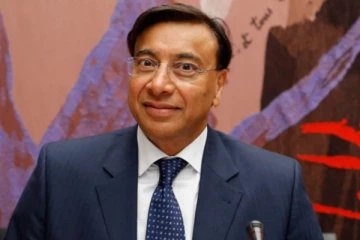 பிரித்தானியாவை விட்டு வெளியேறிய பிரபல இந்திய தொழிலதிபர்