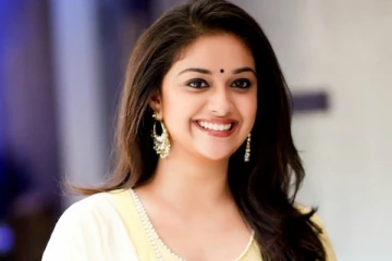 நடிகை கீர்த்தி சுரேஷின் லேட்டஸ்ட் போட்டோஸ், எங்கு எப்படி போஸ் கொடுத்துள்ளார் பாருங்க..