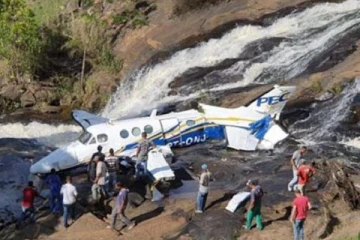 விபத்துக்குள்ளான விமானம்.. மரணமடைந்த பிரபல பாடகி.. அதிர்ச்சியில் ரசிகர்கள்