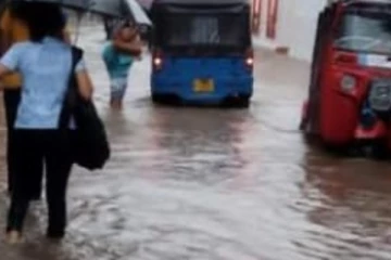 ජල ගැලීම් හේතුවෙන් මාර්ග කිහිපයක ගමනාගමනය ඇණහිටී - පොලිසියෙනුත් දැනුම්දීමක්..