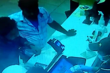 சாப்பிட்டதற்கு பணம் கேட்ட உணவக மேலாளர் சரமாரியாக தாக்கு - அதிர்ச்சி காட்சிகள்