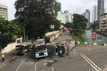 நாட்டில் இடம்பெற்ற வன்முறை சம்பவங்களில் 8 பேர் பலி: 400 பேர் காயம் (Photos)