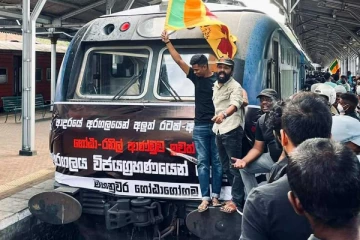 கொழும்பை நோக்கிய படையெடுக்கும் மக்கள் - ஆயிரக்கணக்கானவர்களுடன் வரும் ரயில்கள்(Photo)