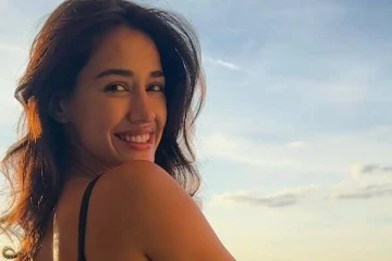 லோ ஆங்கிளில் இப்படியொரு போஸ்!! சூர்யா பட நடிகை திஷா வெளியிட்ட ஹாட் புகைப்படம்..