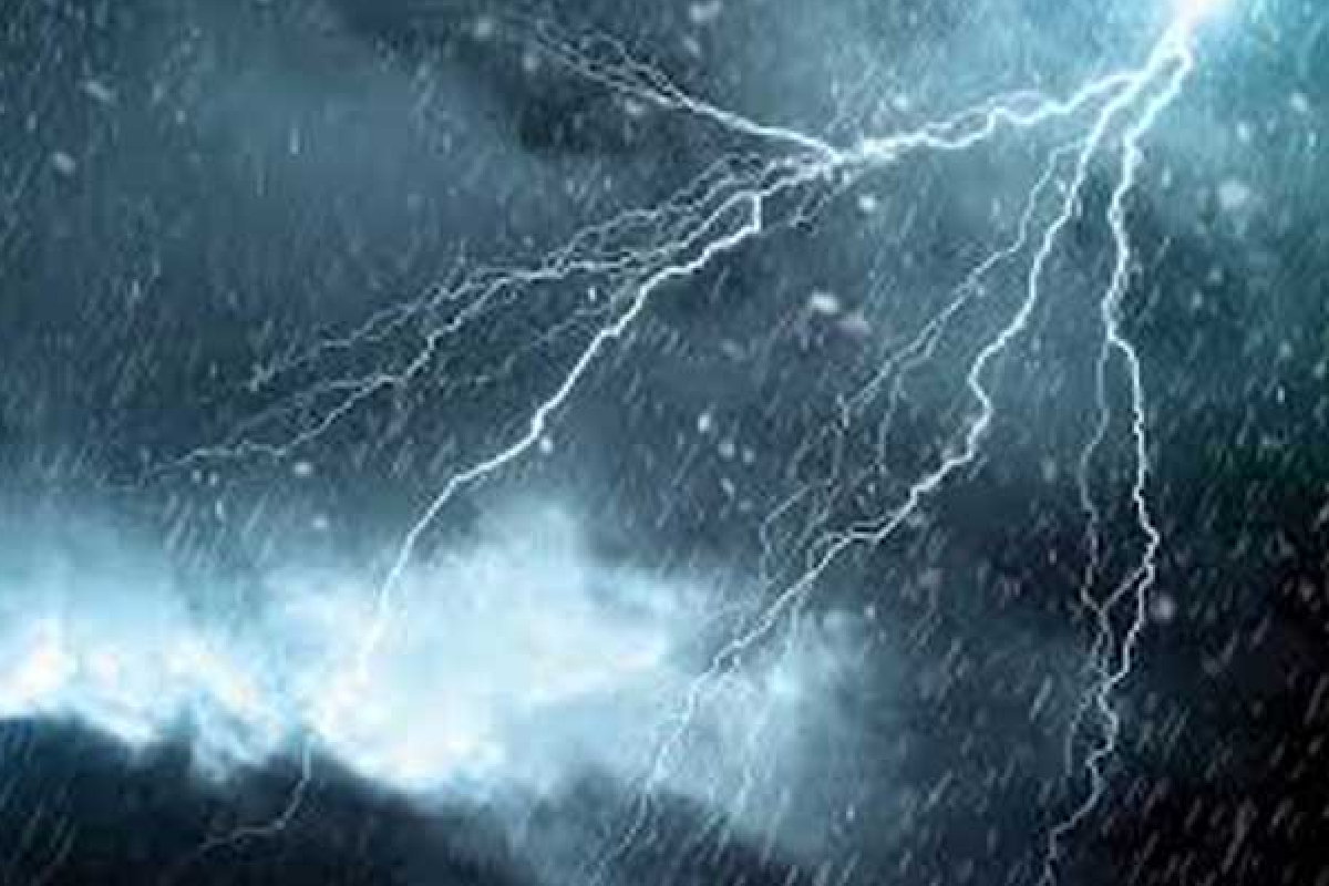 இலங்கைக்கு கனமழை எச்சரிக்கை - வங்காள விரிகுடாவில் நிலைகொண்டுள்ள குறைந்த காற்றழுத்தம் | Low Pressure 150 Mm Rain Expected Sri Lanka Today
