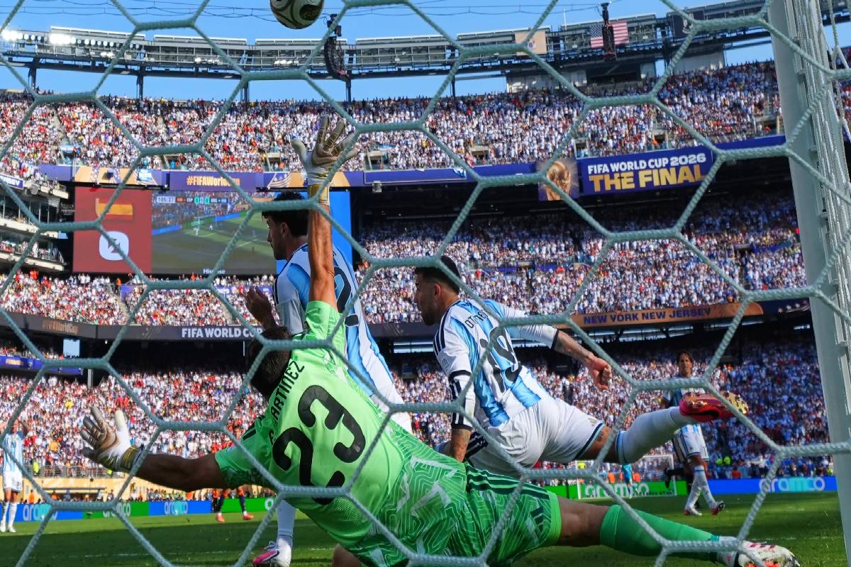 உலகக் கிண்ண FIFA இறுதிப் போட்டி முடிந்ததும் அடிதடி! மைதானத்தில் நடந்தது என்ன? | What Happened On The Field After World Cup Final உலகக் கிண்ண FIFA இறுதிப் போட்டி முடிந்ததும் அடிதடி! மைதானத்தில் நடந்தது என்ன? | What Happened On The Field After World Cup Final