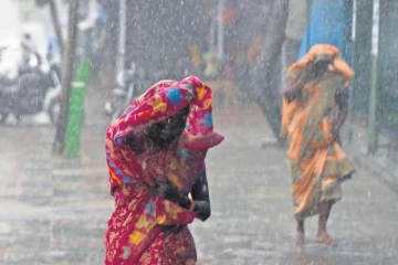 மின்னல் தாக்கி 6 பேர் உயிரிழப்பு - கனமழையால் பள்ளி, கல்லுாரிகளுக்கு விடுமுறை