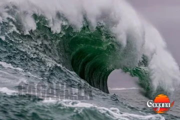 රුසියාවට අධික බලයෙන් යුත් අඩි 13ක් උස සුනාමි රළ කඩා වදී