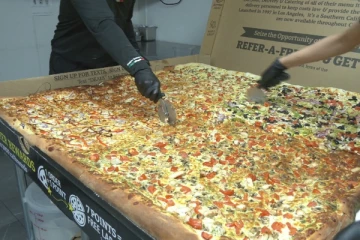 கனடாவில் விற்பனை செய்யப்படும் மிகப்பெரிய பீட்சா!