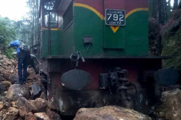 දුම්රිය මාර්ගයේ නායයෑමක් - නැවත දැනුම්දෙනතුරු දුම්රිය ගමනාගමනයට සීමා..