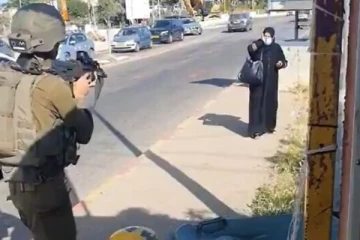 கத்தியால் தாக்க வந்த பெண்ணை சுட்டு சாய்த்த இராணுவத்தினர்! கமெராவில் பரபரப்பு சிக்கிய காட்சி