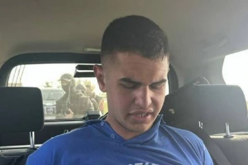 நகரும் வாகனத்தில் இருந்து துப்பாக்கியால் சரமாரியாக சுட்ட நபர்: புகைப்படம் வெளியானது