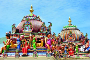 பிரபல ஆலயத்தில் மதுபோதையில் அர்ச்சகர்கள் குத்தாட்டம் ; அதிர்ச்சியில் பக்தர்கள் !