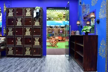 பிக்பாஸ் நிகழ்ச்சியிலிருந்து திடீரென வெளியேறிய பிரபலம்