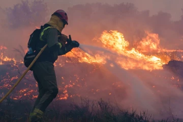 6-வது நாளாக பற்றி எரியும் வனம் ;  2,300 பேர் வெளியேற்றம்!