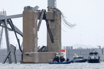 அமெரிக்கா பால விபத்தில் இருவரின் உடல் மீட்பு