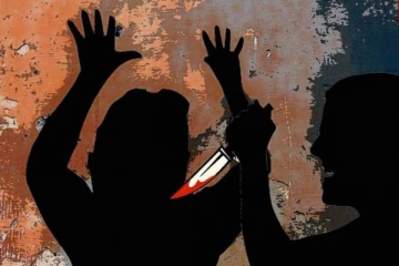 පුද්ගලයෙක් සිය පවුලම ඝාථනය කර සිදු කළ මහා අපරාදය