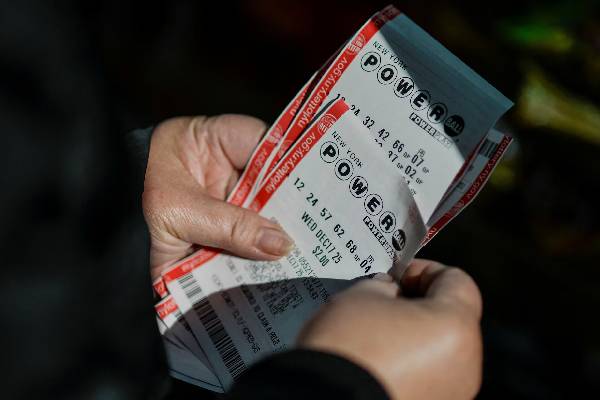 2 டொலருக்கான லொட்டறி சீட்டில் 1.8 பில்லியன் டொலர் பரிசை வென்ற நபர் | Us Player Wins Powerball Jackpot