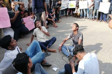ஆபத்தான நிலையை நோக்கி செல்லும் இலங்கை! வீதிக்கு வந்த இளைஞர் - யுவதிகள்
