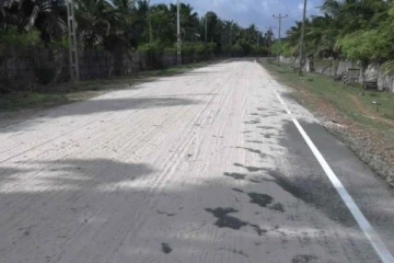 பொலிஸாருக்கு பயந்து வீதியில் மணலை கொட்டிவிட்டு ஓடிய மணல் கொள்ளையர்கள்!