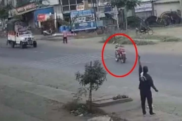 ஆளே இல்லாமல் சாலையில் தனியாக ஓடிய பைக்: அதிர வைத்த காணொளி