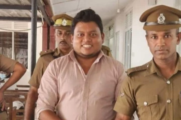 වසන්ත මුදලිගේ නිදහස් කරන්නැයි සබරගමුව සරසවි සිසුන් පාරට බසිති.