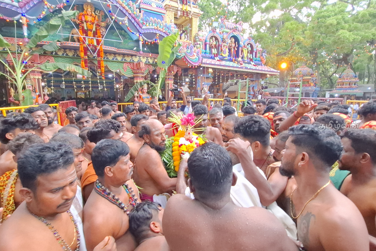 வரலாற்று சிறப்புமிக்க புன்னைச்சோலை பத்திரகாளி அம்மன் ஆலய வருடாந்த தீ மிதிப்பு - திரளும் பக்தர்கள் | Trampling Ceremony At Pathirakaali Amman Temple