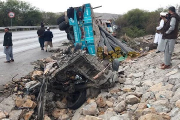 நேருக்கு நேர் மோதிய பேருந்து மற்றும் கார்! செங்குத்தாக பள்ளத்தில் கவிழ்ந்ததில் 30 பேர் பலி