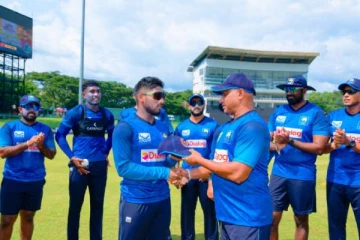 சர்வதேச ஒருநாள் போட்டியில் அறிமுகமான இலங்கை வீரர்: உற்சாகமாக வரவேற்ற சனத் ஜெயசூரியா