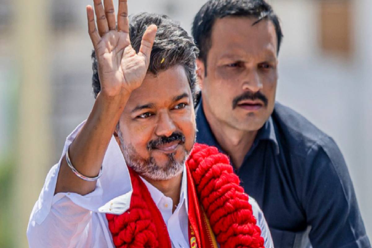 வெற்றி பெற்றதும் முதன்முதலில் பெற்றோரை பார்க்க வந்த விஜய்! வைரலாகும் புகைப்படங்கள் | Tvk Vijay Get Bless From Parents Photo Viral