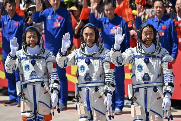 சீன விண்வெளி வீரர்கள் சிக்கலில்: பூமி திரும்புவதில் தடை | Space Debris Hits China Station Astronauts Stuck சீன விண்வெளி வீரர்கள் சிக்கலில்: பூமி திரும்புவதில் தடை | Space Debris Hits China Station Astronauts Stuck