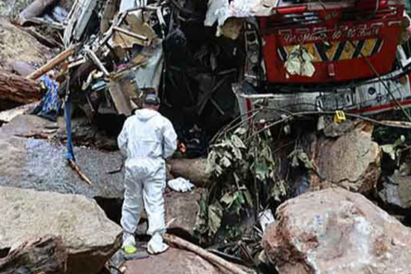 பள்ளத்தாக்கில் கவிழ்ந்த பாடசாலை பேருந்து விபத்தில் 17 போ் உயிரிழப்பு | 17 Killed As School Bus Overturns Into Ravine பள்ளத்தாக்கில் கவிழ்ந்த பாடசாலை பேருந்து விபத்தில் 17 போ் உயிரிழப்பு | 17 Killed As School Bus Overturns Into Ravine