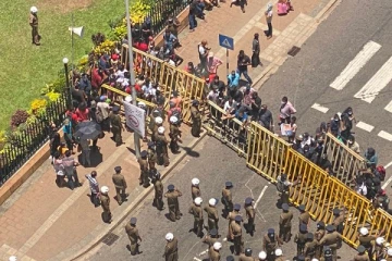 නීති සිසුන් ගාලු මුවදොර පිටියේ මාර්ග බාධකය අසල උණුසුම් කරයි... (VIDEO)