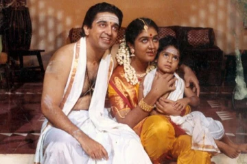 பிரபல நடிகையின் காலில் விழுந்த கமல்.. காரணம் என்ன? நடிகை பகிர்ந்த சம்பவம்