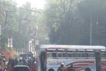 இலங்கையில் கோர விபத்து : வெளிநாட்டிலிருந்து வந்த குடும்பம் காயம்