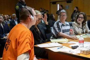 அமெரிக்காவில் துப்பாக்கி சூடு நடத்தி 4 பேரை கொன்ற மாணவனுக்கு ஆயுள் தண்டனை ; பெற்றோருக்கு 10 ஆண்டு சிறை